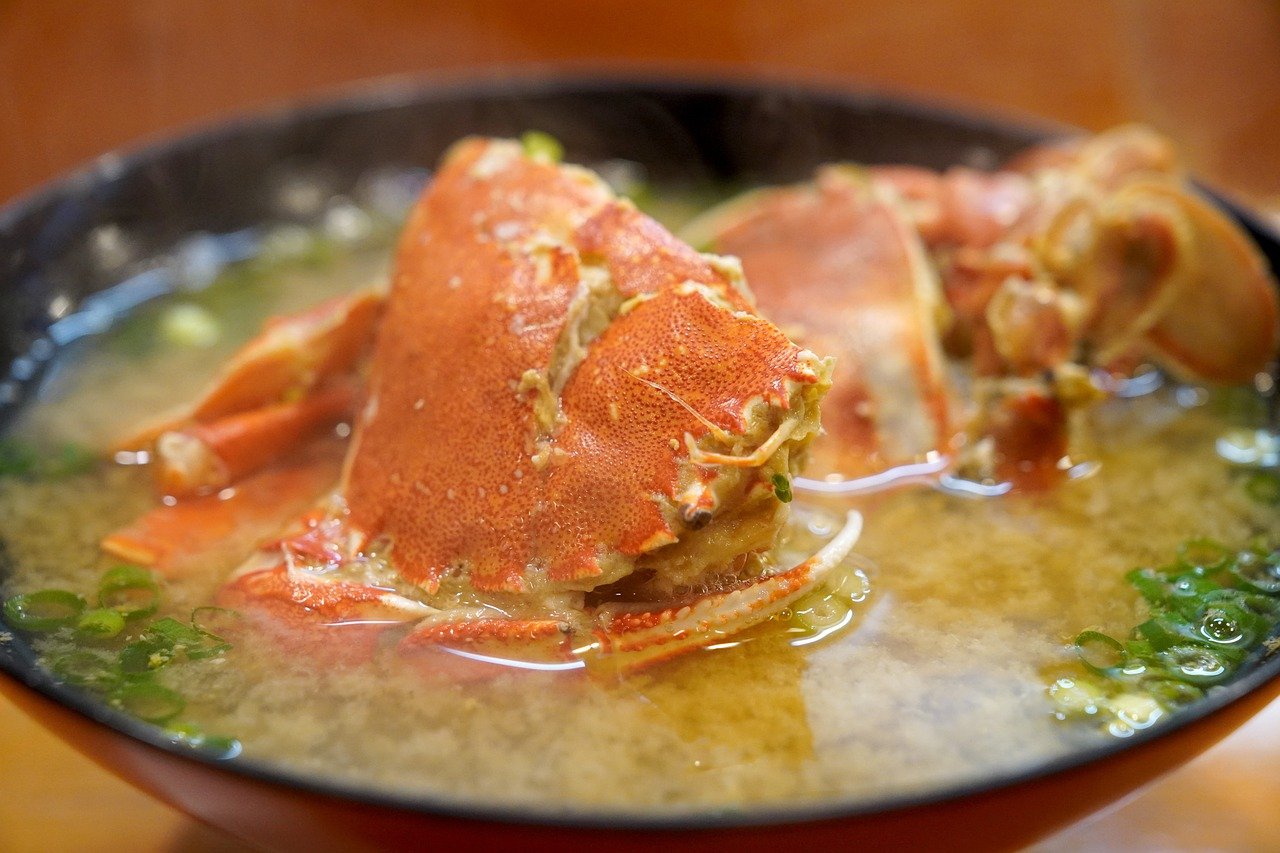 殻ごと煮込んだ蟹の味噌汁